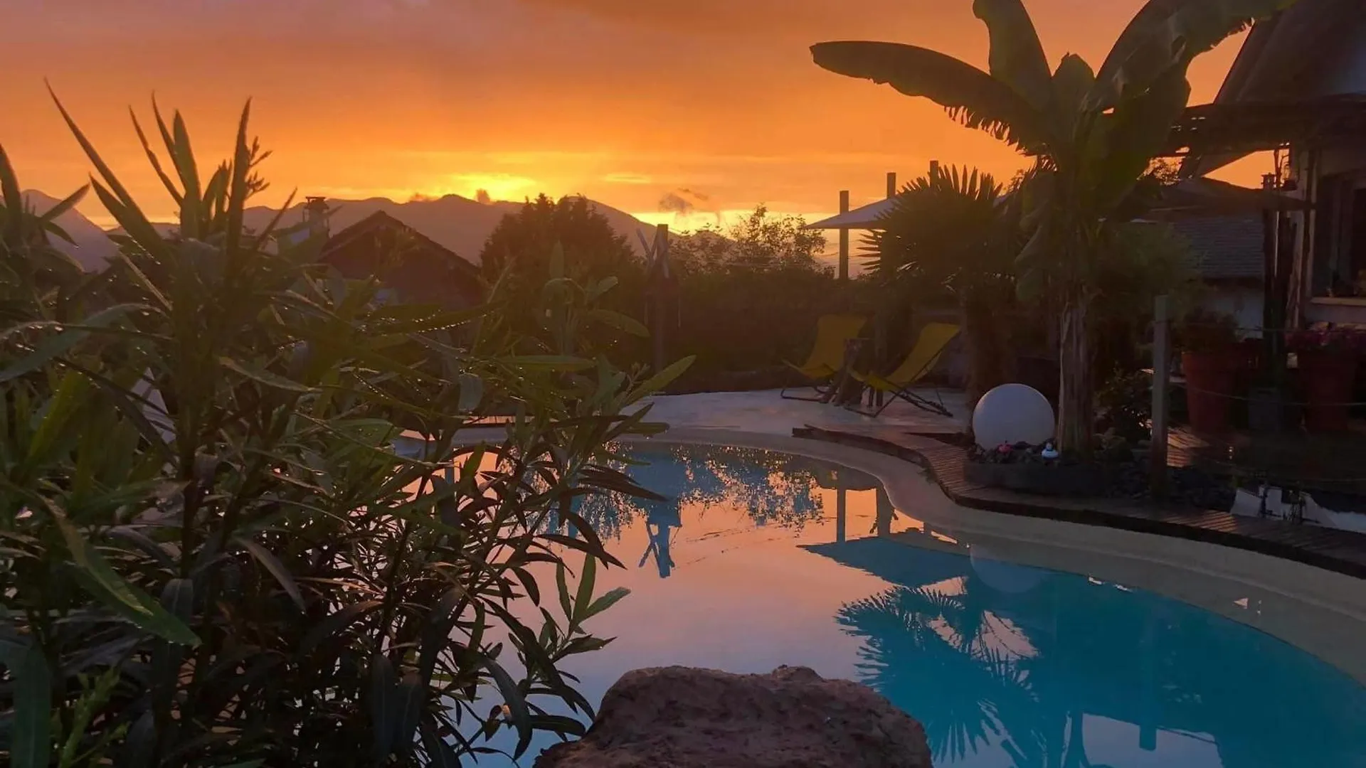 Holiday home Tiny Gite Le Roscoland A La Marc'Quize, Avec Dortoir Mansarde, Piscine Partagee, A Debordement En Exterieur, Bain Nordique A 38 Degres En Prestation Supplement Sur Reservation Horaire Anticipee 1 Place De Parking Gratuite Sur Place Mouxy