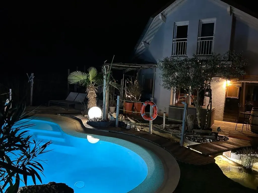 Holiday home Tiny Gite Le Roscoland A La Marc'Quize, Avec Dortoir Mansarde, Piscine Partagee, A Debordement En Exterieur, Bain Nordique A 38 Degres En Prestation Supplement Sur Reservation Horaire Anticipee 1 Place De Parking Gratuite Sur Place Mouxy