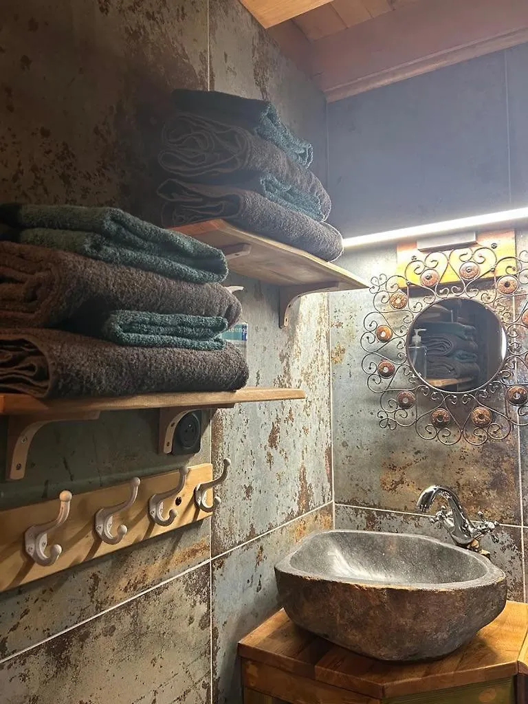 Tiny Gite Le Roscoland A La Marc'Quize, Avec Dortoir Mansarde, Piscine Partagee, A Debordement En Exterieur, Bain Nordique A 38 Degres En Prestation Supplement Sur Reservation Horaire Anticipee 1 Place De Parking Gratuite Sur Place Mouxy France